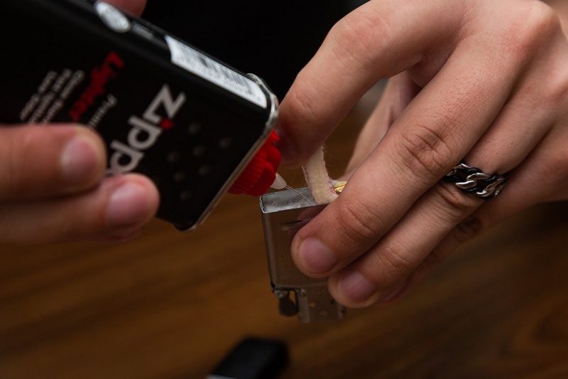 Как заправить зажигалку Zippo