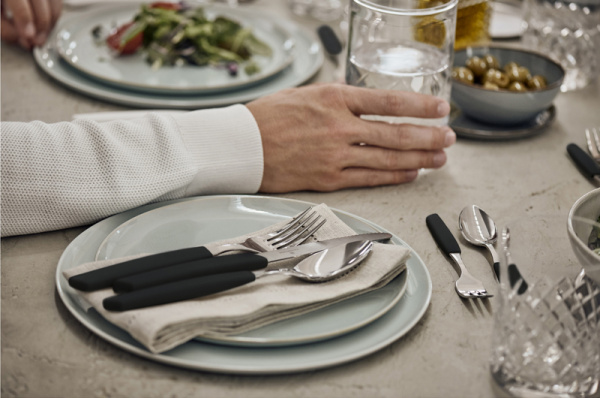 Набор из 24 столовых принадлежностей VICTORINOX Swiss Modern: 6 столовых ножей 6.9093.11W.24